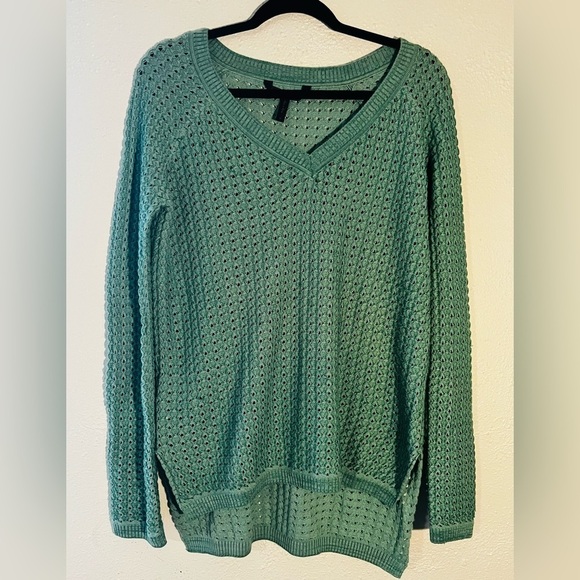 BCBG Maxaris Green Pullover Long Sleeve Sweater M - Picture 1 of 4